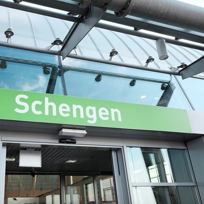 Illustration of a generic hall entry portal with a Schengen-sign above it